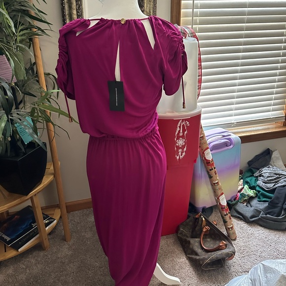 Designer gown from Project Runway winner Dimitry Sholokhov. Signature neckline - Picture 1 of 3